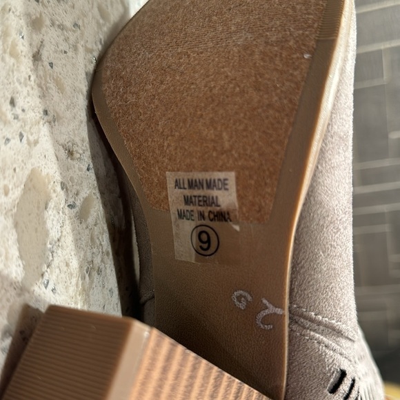 NEW~TAUPE~LASER CUT TRIM~V-CUT SIDES~3 1/2” STACKED HEELS~ CUSHIONED FOOTBED~BR - Picture 12 of 13